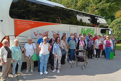 Reisegruppe VdK OV Schweich/Kenn Die Reisegruppe vor dem Bus auf dem Parkplatz der Senfmühle
