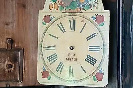 Vogtsbauernhof In der Stube gibt es eine Uhr an der Wand.