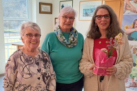 Ein Dank ging an Ursula Wahl für ihre Vorträge. von links Elfriede Hundt, Doris Bachenberg und Ursula Wahl