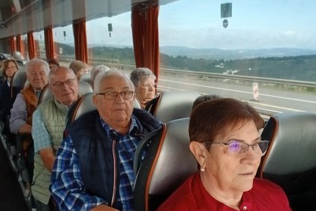 Abfahrt in Gerolstein und Pelm. Mit dem Bus in den Hunsrück. Tatkräftig immer dabei Olga Nussbaum und Hermann Bowe.