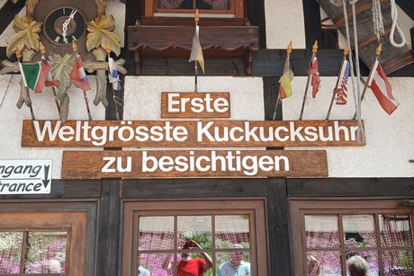 Weltgrößte Kuckucksuhr Haus mit der Beschriftung, Weltgrößte Kuckucksuhr