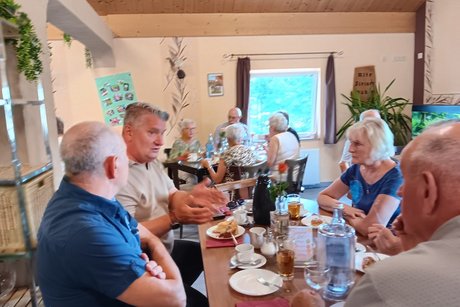 Mehrere Personen in Gastst&auml;tte
