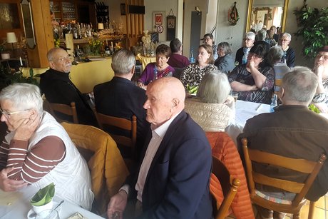 Mitglieder und Gäste im Saal