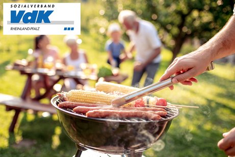 Grillgut auf einem Holzgrill.