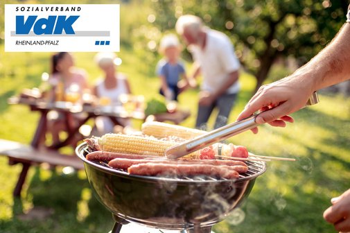 Grillgut auf einem Holzgrill.
