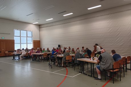 Menschen auf der Mitgliederversammlung