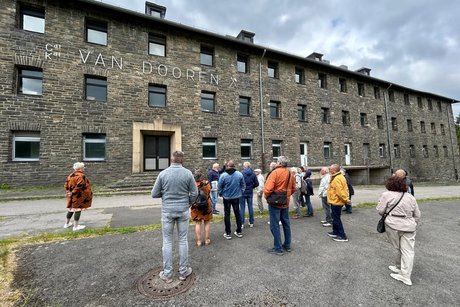 Menschen vor Gebäude