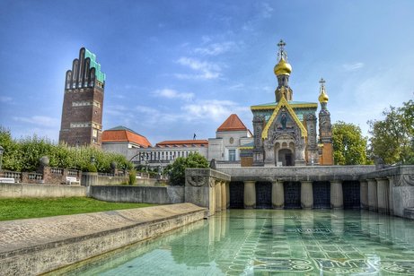 Bild der Mathildenh&ouml;he. Wasserbecken im Vordergrund, Kirche und Turm im Hintergrund