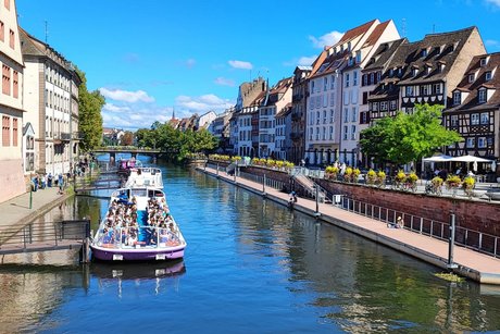 Bootsfahrt bei strahlend blauem Himmel