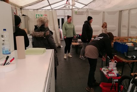 Ein Raum in dem ab dem 09.12.2025 warmes Essen ausgegeben wird.