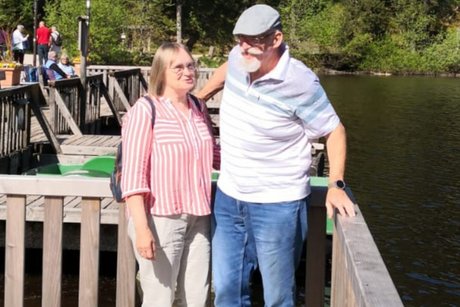 Unser erster Vorstand, Ulrich Aschemann, mit Gattin am Bootsanleger.