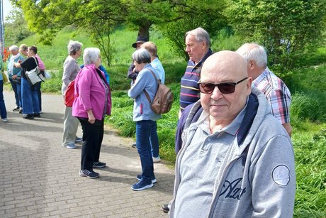 Mitreisende beim Fr&uuml;hst&uuml;ck am Bus.