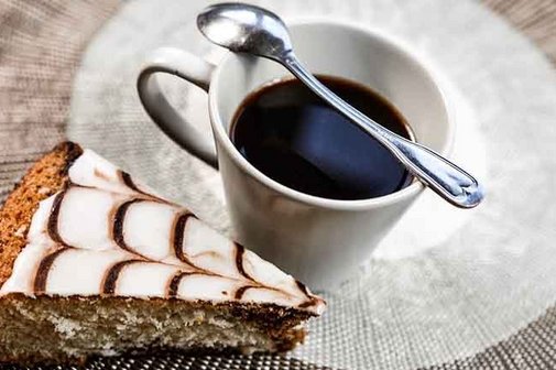 Kaffee und Kuchen eine Tasse Kaffe ein Stück Kuchen