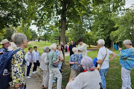 Impressionen aus Speyer Gruppe stehender Menschen