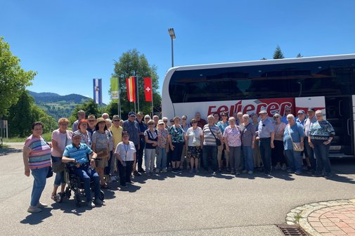 Gruppenbihld der Teilnehmer/innen das Bild zeigt die Teilnehmer/innen der Fahrt vor dem Bus des Reiseunternehmens
