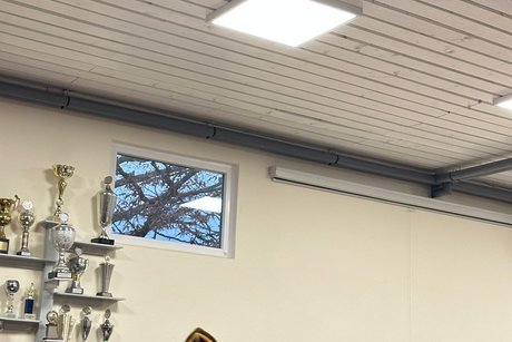 Der Nikolaus verteilt Geschenke an die Mitglieder