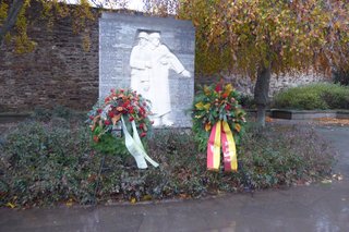 Kränze des VdK Ortsverbands Ahrweiler und der Stadt Bad Neuenahr-Ahrweiler vor dem Kriegerdenkmal Ahrweiler