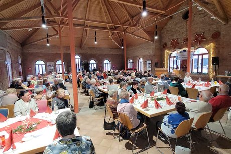 Viele G&auml;ste sitzen an den Tischgruppen zusammen