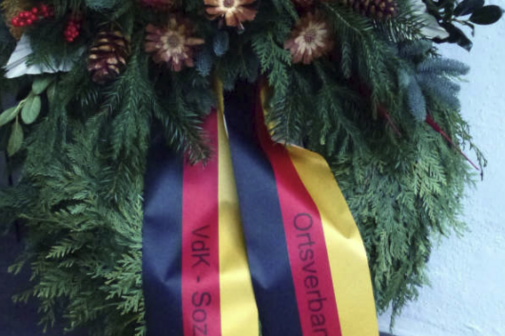 Kranz mit Schleife zum Volkstrauertag