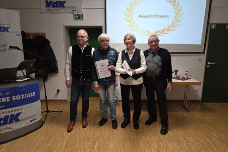 v.l.n.r.: Vorsitzender J&uuml;rgen Hortian,Roswitha Mahlberg (30 Jahre Mitglied),Gerlinde D&uuml;lz (30 Jahre Mitglied), Hans- J&uuml;rgeen Eulenborn