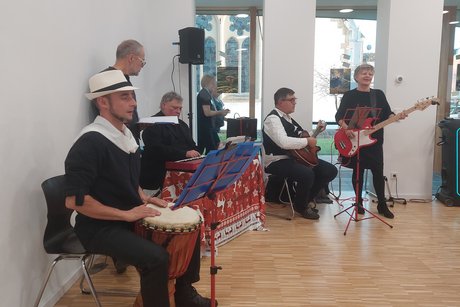 Menschen beim musizieren