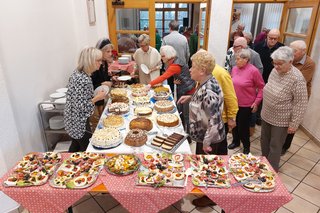 Ein reichhaltiges Kuchenbüfett mit Schnittchen