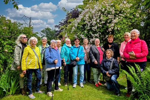Die Frauen vom VdK Ortsverband Simmern besuchen den Rosengarten der Familie Zerwes in Simmern.