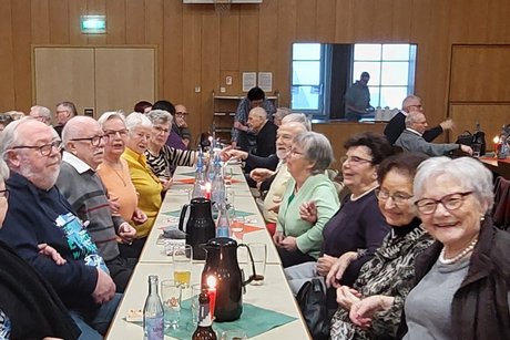 Mitglieder und Gäste bei der Feier