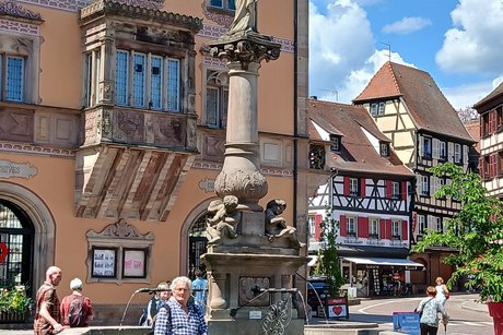 Obernai Das Rathaus mit Brunnen
