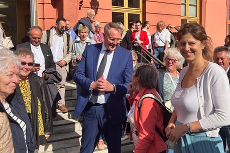 Ausflug nach Mainz Menschengruppe vor dem Landtag Mainz