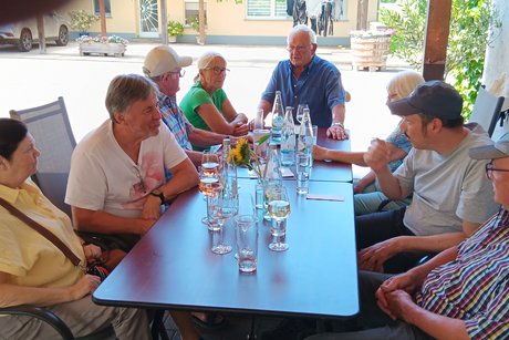 Gespräch am Tisch Gespräch am Tisch