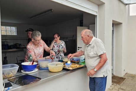 Steaks, Würstchen und hausgemachte Salate