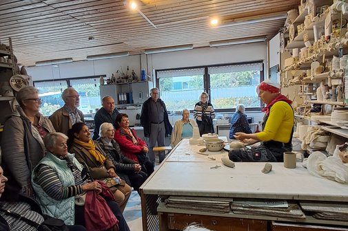 Besuch in der Töpferei Fürst aufmerksame Zuschauer in der Töpferei Fürst