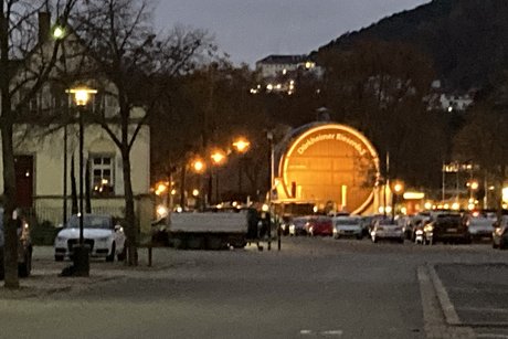 Riesenfaß am Abend