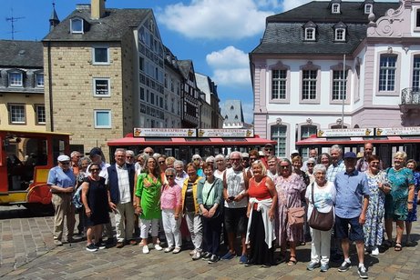 Die Mitglieder des VdK Ortsverbandes Altenkirchen in Erwartung der Stadtrundfahrt