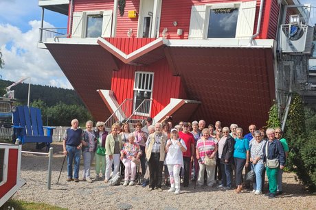 Gruppenbild mit Haus Verkehrt