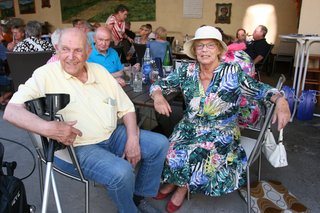 Herr und Frau Beier sitzen im Vordergrund des Geschehens und fühlen sich anscheinend wohl.