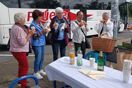 Fr&uuml;hst&uuml;ckpicknik am Bus