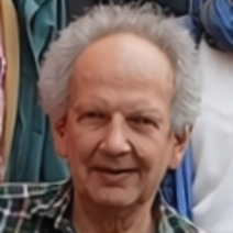 Junger Mann mit lockigem Haar
