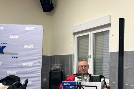 Ein Akkordeon Spieler Spielte den ganzen Abend