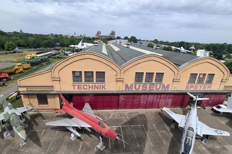 Bild mit Flugzeugen und einer Halle