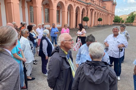 Gruppe vor dem Schloss