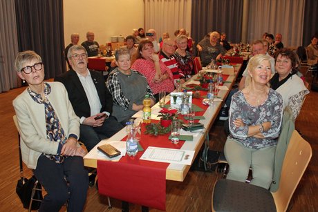 Potpourri an Eindrücken zur Weihnachtsfeier Gruppe sitzender Menschen singen Weihnachtslieder