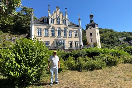 Schloss Sayn Schloss Sayn Gebäude inmitten grüner Landschaft mit VDK Mitglied im Vordergrund
