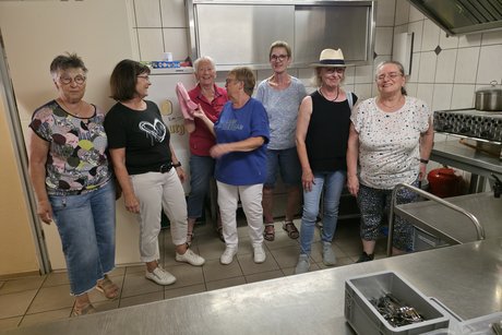 Unsere fleißigen Frauen, die für das leibliche Wohl gut gesorgt haben Unsere fleißigen Frauen, die für das leibliche Wohl gut gesorgt haben