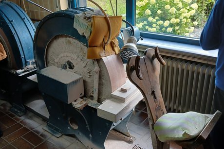 Edelsteinschleifmaschine. Zu sehen ist eine Edelsteinschleifmaschine