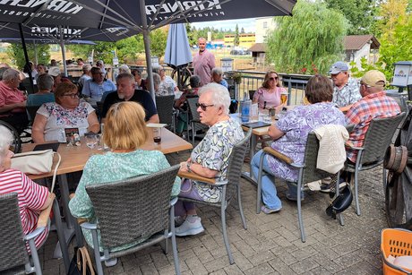 Mehrere Personen auf der Restaurant-Terrasse