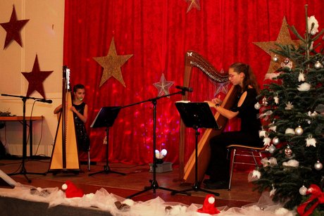 Potpourri an Eindrücken zur Weihnachtsfeier 2 junge Mädchen spielen Harfe