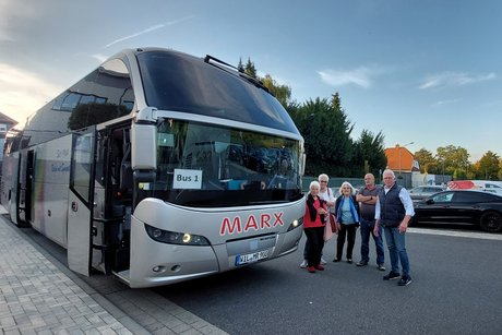 Bus 1 und die beiden Fahrer Bus 1 und die beiden Fahrer