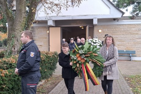 Arbeitskreisvorsitzende Frau Müller, Ortsbürgermeisterin Frau Hoos Zum Volkstrauertag